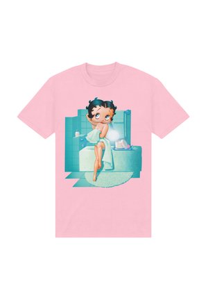 Lys pink t-shirt med en tegneseriefigur med sort hår pakket ind i et håndklæde, sat imod en pastelblå badeværselsbaggrund.