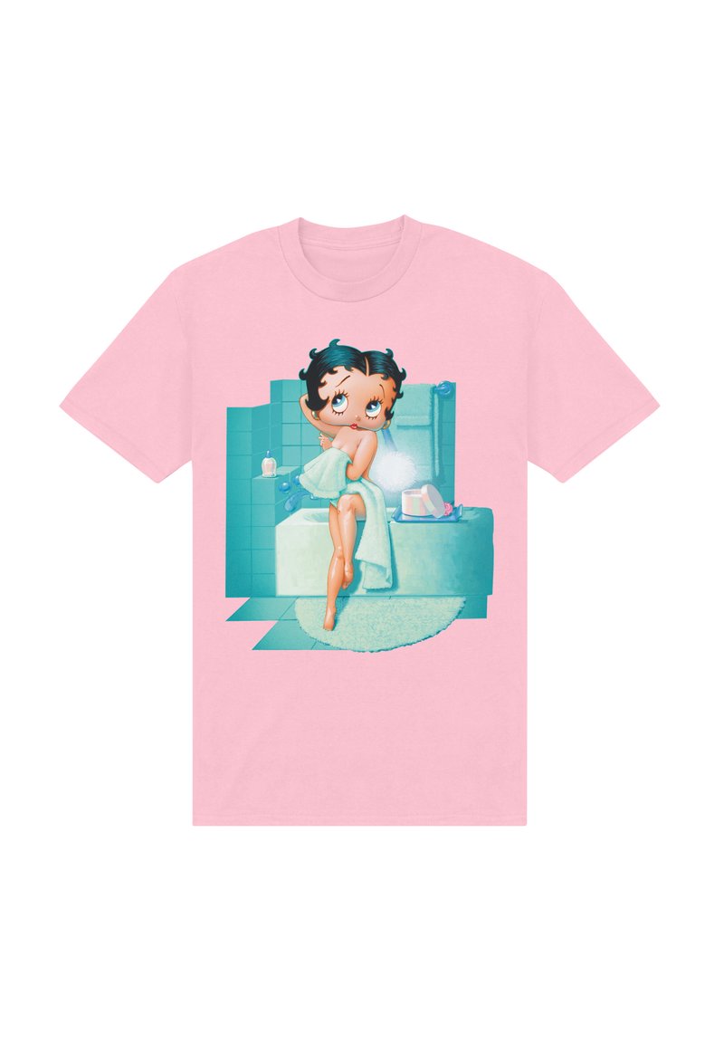 Světle růžové tričko s kreslenou postavičkou s černými vlasy zabalnými v ručníku, umístěné na pozadí pastelově modré koupelny.