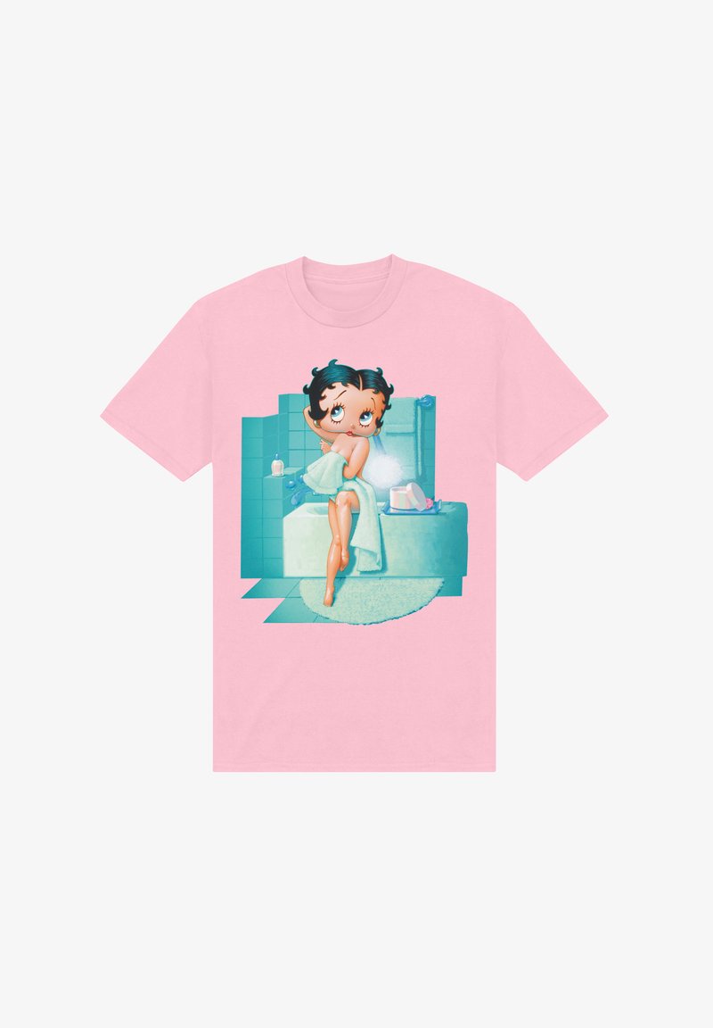 T-shirt rose clair avec un personnage de dessin animé aux cheveux noirs enveloppé dans une serviette, sur fond de salle de bain bleu pastel.
