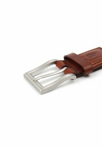 Sangle de ceinture en cuir marron avec une boucle en métal argenté brossé, présentant une forme rectangulaire et une texture lisse. Couture notable visible.