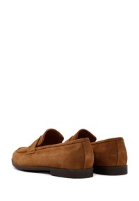 Mocasines de ante marrón con una textura suave, tacón bajo y un discreto detalle de costura. Punta redondeada y diseño de parte trasera abierta para fácil uso.