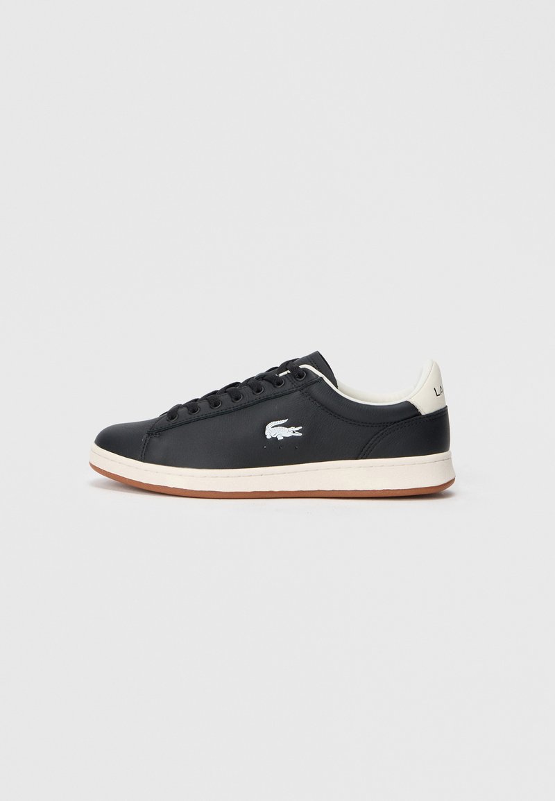 Μαύρα δερμάτινα αθλητικά παπούτσια με λευκές λεπτομέρειες και σχεδίαση με κορδόνια. Διαθέτει λογότυπο στο πλάι και καουτσούκ σόλα με φωτεινή αντ�ίθεση στην εξωτερική επιφάνεια.