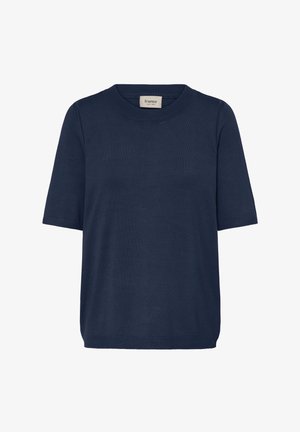 Meresinine kootud t-särk ümmarguse kaelusega, lühikeste varrukatega ja lahtise istuvusega. Valmistatud pehmest kangast, millel on sile tekstuur.