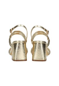 Gouden faux leren hoge hak sandalen met een brede blokhak, meerdere banden en een gespsluiting, met een gestructureerde metallic afwerking.