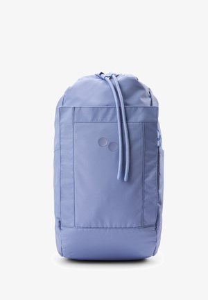 Lichtblauwe rugzak met een strakke vormgeving, gemaakt van gladde stof. Heeft twee cirkelvormige accenten aan de voorkant en een trekkoordsluiting.