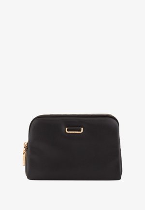 Musta nahkainen pussukka, jossa on sileä pinta, kultaiset yksityiskohdat ja vetoketjukiinnitys. Etupuolella on koristeellinen metallikoriste.