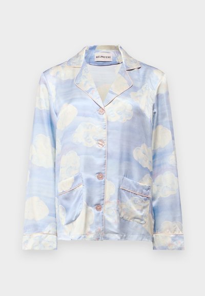 Hele sinine siidist pidžaama särk, millel on pilvemustrid, notšiga krae, viis nuppu ja kaks esist pocketit heledast roosast äärestusega.