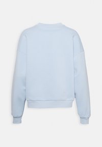 Ljusblå sweatshirt, bomullsmix, rundad halsringning, sänkta axlar, ribbade muddar och fåll, mjuk yta, minimalistisk design.