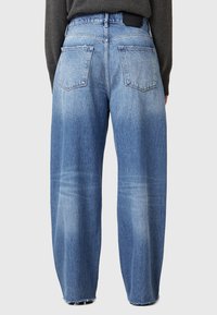 Ljusblå vida jeans i denim. Har två fickor bak och rå fåll för extra textur.