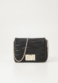 Borsa a tracolla nera in ecopelle con texture ondulata, accessori in tono oro, flap rettangolare e tracolla a catena. Design compatto e strutturato.