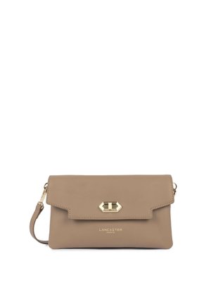 Pochette rectangulaire en cuir taupe avec fermoir doré et logo "Lancaster Paris", avec une petite sangle pour poignet sur le côté gauche.
