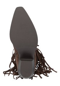 Braune Wildleder-Bootsohle mit strukturiertem Gummiboden und sichtbarem, fransigem Obermaterial von unten auf weißem Hintergrund.