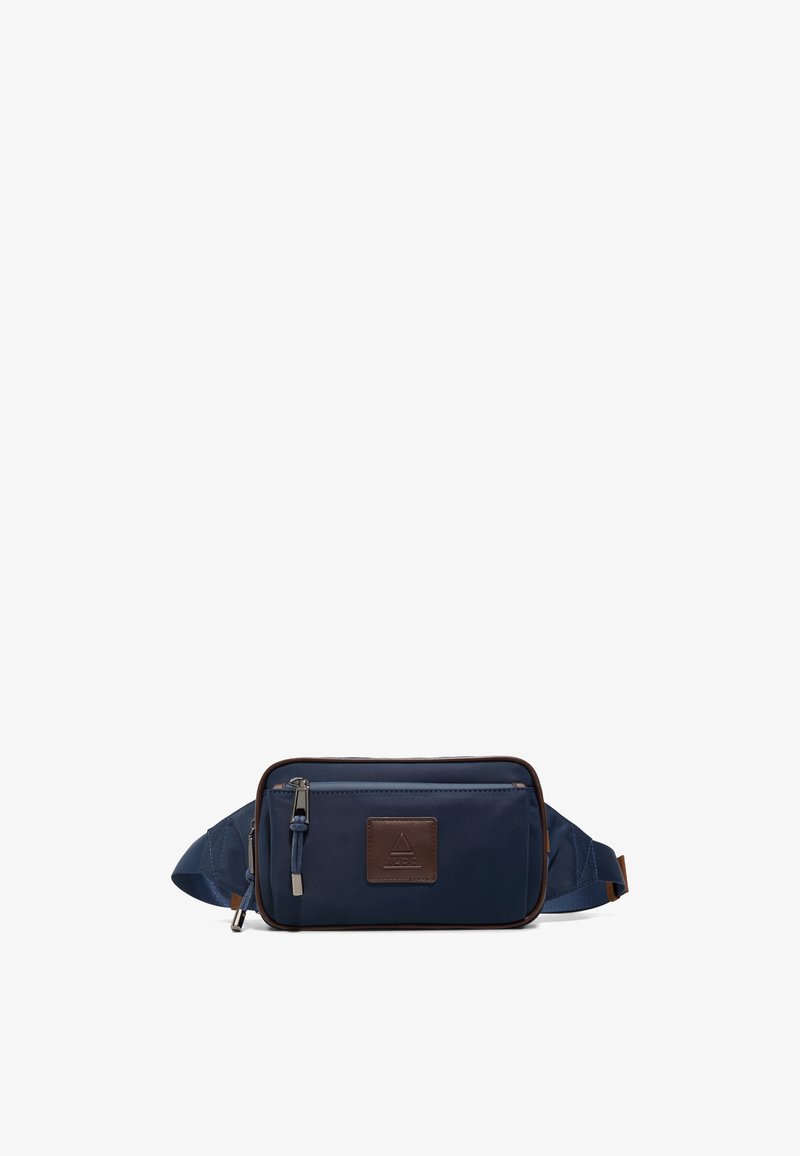 Sac banane bleu marine avec poche avant zippée et sangle réglable, agrémenté d'une pièce en cuir marron avec logo embossé.