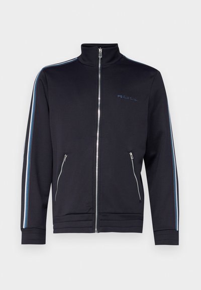 Marinblå zip-up jacka med hög krage, som har sidofickor, flerfärgade ränder längs ärmarna och broderad logotyp på bröstet.