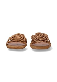 Sandalias de ante marrón deslizables que cuentan con flores de cuerda trenzada en la parte superior. Plantillas planas con un acabado suave y diseño de punta abierta.