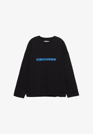 Tricou negru cu mâneci lungi din bumbac, având cuvântul „AWAKENED” scris cu litere albastre îndrăznețe, imprimat orizontal pe partea din față.