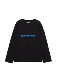 Tricou negru cu mâneci lungi din bumbac, având cuvântul „AWAKENED” scris cu litere albastre îndrăznețe, imprimat orizontal pe partea din față.