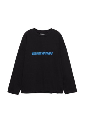 Schwarzes langärmeliges T-Shirt aus Baumwolle mit dem Wort "AWAKENED" in fetten blauen Buchstaben, quer über die Vorderseite gedruckt.