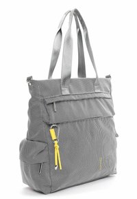 Graue, strukturierte Tragetasche mit zwei Griffen, vordere Reißverschlusstasche mit einem gelben Quasten-Reißverschlussanhänger und Seitentaschen.