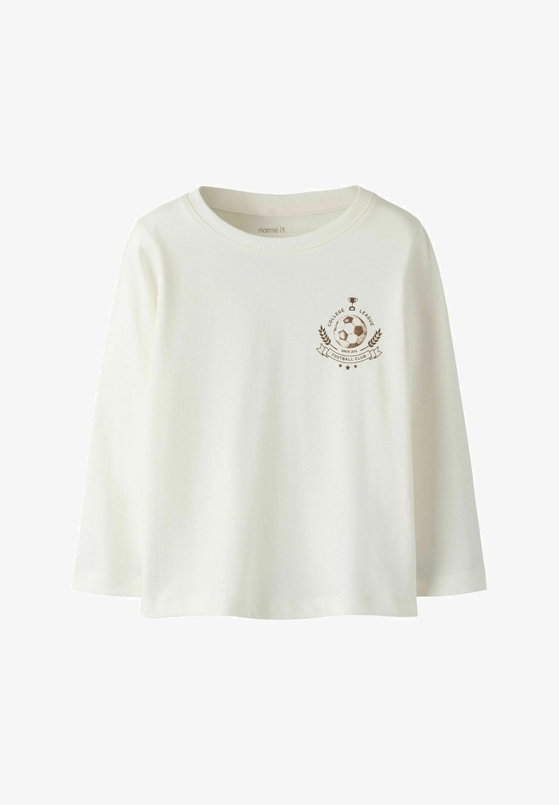 Weißes Langarmshirt mit rundem Ausschnitt und kleinem braunem Fußballvereins-Emblem auf der linken Brust, das einen Fußball und einen Pokal zeigt.