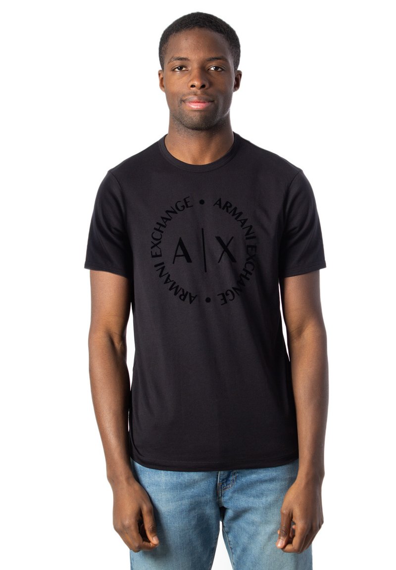 Svart bomull t-skjorte med et sirkulært logodesign med teksten "Armani Exchange" og "A|X" i midten. Klassisk rund hals, kortermet.