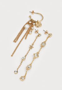 Guldtonede øreringe med kæder, en perle og krystaller. Inkluderer et hoop-design med forskellige længder og dekorative detaljer.