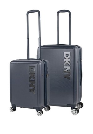 Juego de maletas rígidas DKNY en gris oscuro. Cuenta con un acabado texturizado, logo en relieve, doble asa retráctil y cuatro ruedas giratorias.