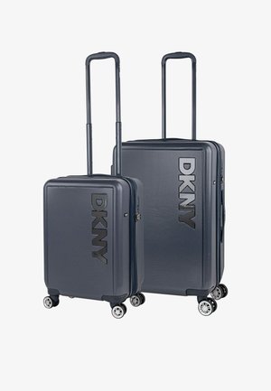 Juego de maletas rígidas DKNY en gris oscuro. Cuenta con un acabado texturizado, logo en relieve, doble asa retráctil y cuatro ruedas giratorias.