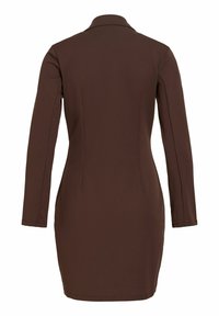 Rjava obleka z dolgimi rokavi in ovratnikom, oprijetega kroja, brezšivne teksture in dolžine do kolen. Na hrbtu nežni detajli šivov.