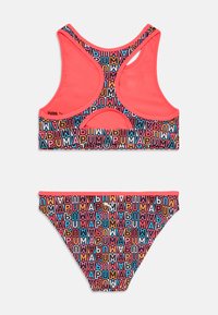 Sporty bikini-set med en rosa racerback-top med flerfarget logo-mønster og matchende underdel. Laget av stretchmateriale for komfort.
