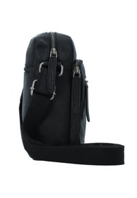 Borsa a tracolla in pelle nera con numerosi scomparti con zip. Presenta una superficie texturizzata e una tracolla in tessuto regolabile per il trasporto.
