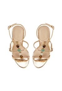 Gouden metallic strappy sandalen met een textuur van slangenhuidpatroon op de tenen. Accentueert met decoratieve stenen in groen, bruin en crème.