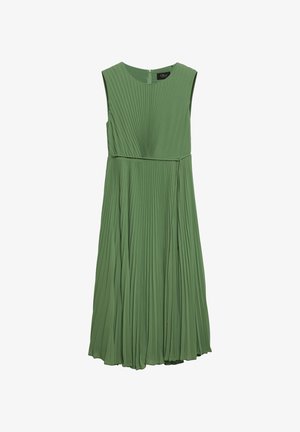 Robe midi verte sans manches avec de fines plis verticaux, encolure ronde, taille cintrée et une fine ceinture assortie suspendue lâchement sur un côté.