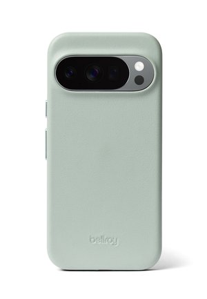 Custodia per telefono in pelle verde menta con ritaglio per tripla fotocamera e logo Bellroy inciso sul retro, mostrata su sfondo bianco.