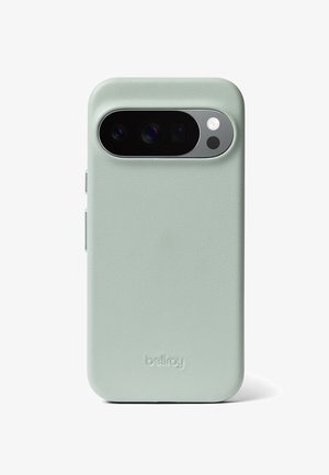 Étui de téléphone en cuir vert menthe avec découpe pour triple caméra et logo Bellroy embossé au dos, présenté sur un fond blanc.