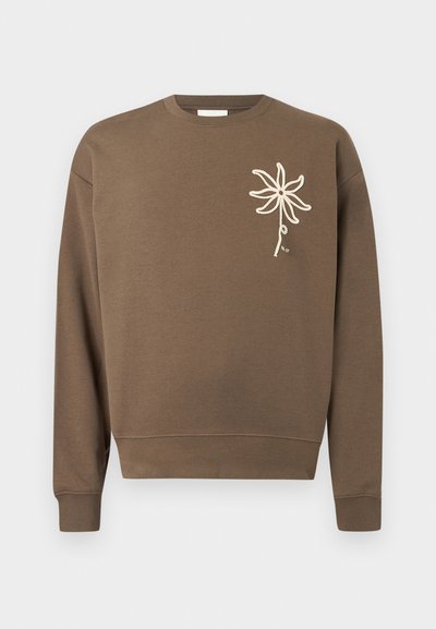 Καφέ φούτερ με στρογγυλή λαιμόκοψη, μακριά μανίκια και λευκό κεντημένο σχέδιο λουλουδιού στο αριστερό στήθος.