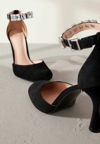 Next REGULAR FIT SIGNATURE JEWEL STRAP ROUND TOE - Klassiska pumps - black