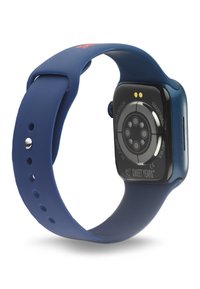 Blå silikon smartklocka med en fyrkantig svart display. Baksidan har cirkulära sensorer och ett varumärkesnamn. Slät yta, justerbar rem med hål.