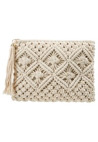 Kremowa torebka makramowa z teksturowanymi wzorami w szczyty, frędzelkiem oraz złotymi akcentami, wykonana z tkanej struktury materiału.