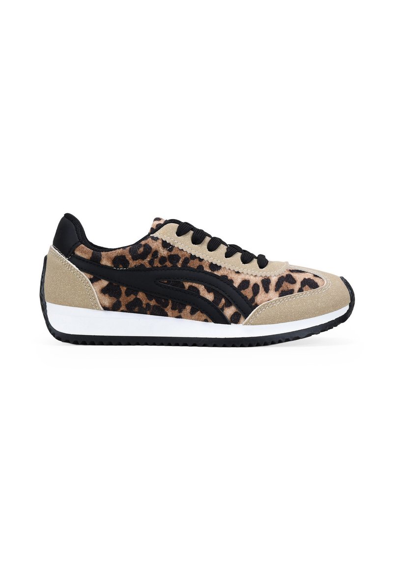 Zapatillas con estampado de leopardo, ante beige, detalles en cuero negro, cordones planos negros y suela de goma blanca. Presenta una superficie texturizada.