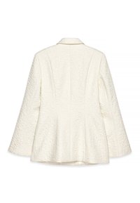 Blazer blanc en jacquard avec un motif floral en relief, manches longues et col cranté, présentant une coupe ajustée et des détails de couture au dos.