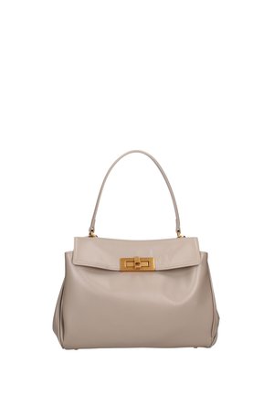 Beige leren handtas met een gestructureerde vorm, een platte bovenkant en een goudkleurige sluiting. Voorzien van een enkele handgreep om te dragen.