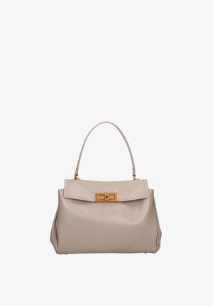 Borsa a mano in pelle beige con forma strutturata, parte superiore piatta e chiusura in tono oro. Presenta un manico singolo per il trasporto.