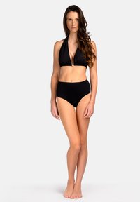 Czarny zestaw bikini z topem na szyję z głębokim dekoltem w kształcie litery V oraz wysokim stanem. Gładki materiał z minimalnymi detalami metalowymi.