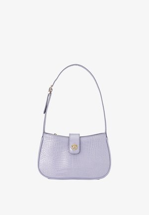 Bolso malva con textura de cocodrilo, correa de un solo hombro y logo circular dorado en el cierre frontal.