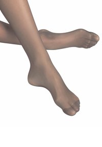 Przezroczyste brązowe rajstopy o gładkiej fakturze, zbliżone do koloru skóry, z zakrytymi stopami, nieco ciemniejsze na palcach. Całość lekko przejrzysta.