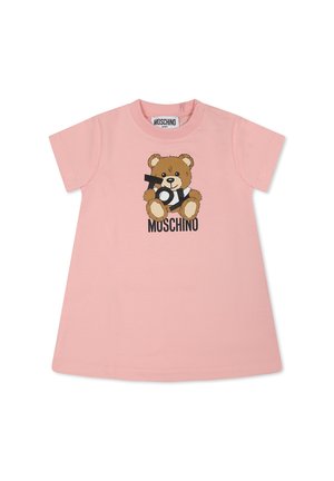 Abito di cotone rosa con maniche corte, caratterizzato da una grafica di un orso e testo "Toy Moschino" in bianco e nero. Design con scollatura rotonda.