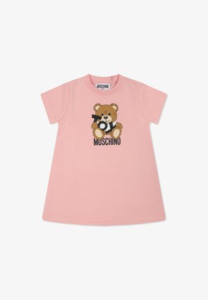 Abito di cotone rosa con maniche corte, caratterizzato da una grafica di un orso e testo "Toy Moschino" in bianco e nero. Design con scollatura rotonda.