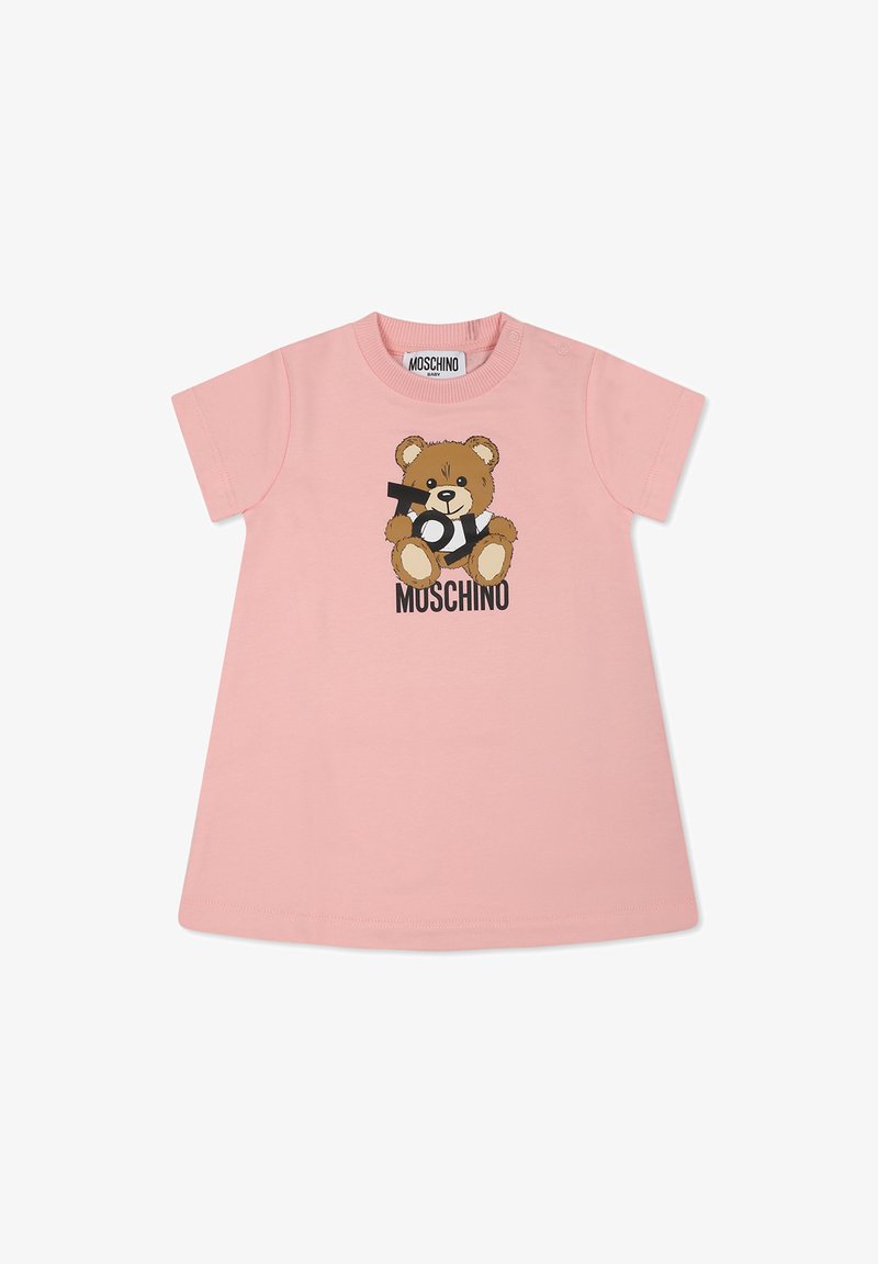 Abito di cotone rosa con maniche corte, caratterizzato da una grafica di un orso e testo "Toy Moschino" in bianco e nero. Design con scollatura rotonda.