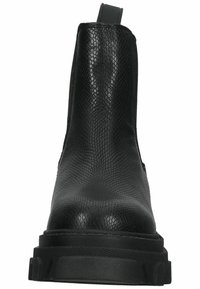 Stivale alla caviglia nero con materiale testurizzato simile a serpente, suola in gomma piatta e linguetta sul retro. Finitura liscia e punta arrotondata.